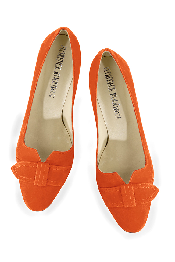 Clementine orange women's dress pumps, with a knot on the front. Round toe. High slim heel. Top view - Florence KOOIJMAN